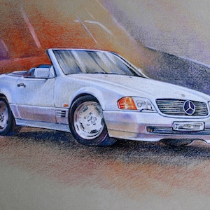 Può includere: Una Mercedes-Benz SL 500 bianca decappottabile con una griglia nera e dettagli cromati. L'auto è parcheggiata su una superficie marrone chiaro.