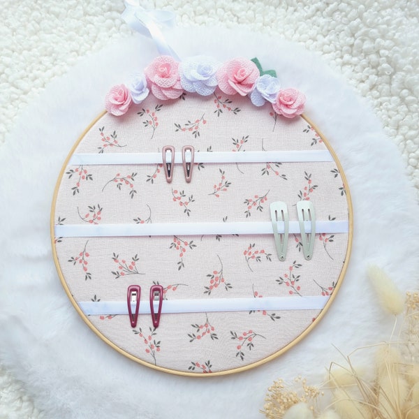 Porte barettes cadre avec fleurs et tissu fleuri pour une déco romantique. Idéal cadeau anniversaire fille