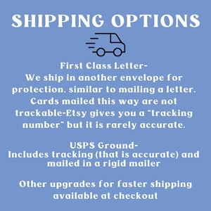 Peut inclure: Un fond bleu avec du texte blanc d&eacute;crivant les options d'exp&eacute;dition pour les commandes Etsy. Le texte indique "SHIPPING OPTIONS" avec une petite ic&ocirc;ne de camion de livraison. Le texte continue avec "First Class Letter- We ship in another envelope for protection, similar to mailing a letter. Cards mailed this way are not trackable-Etsy gives you a "tracking number" but it is rarely accurate. USPS Ground- Includes tracking (that is accurate) and mailed in a rigid mailer. Other upgrades for faster shipping available at checkout."
