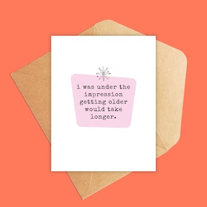 Peut inclure: Une carte rose avec une bordure blanche et un motif d'&eacute;toile noir et blanc. La carte indique "j'&eacute;tais sous l'impression que vieillir prendrait plus de temps."