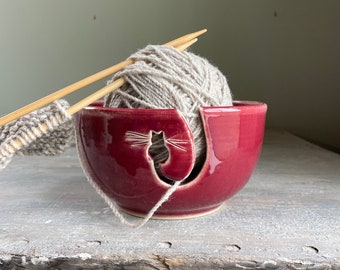 Cranberry Red Cat Ceramic Yarn Bowl, bol à tricoter en céramique, accessoire de tricot et de crochet, bol de fil de poterie, cadeau pour les tricoteuses