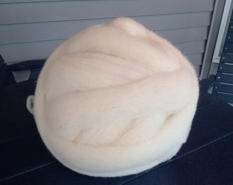 Wool roving for crafts, spinning, felting. Natural color. Craft roving