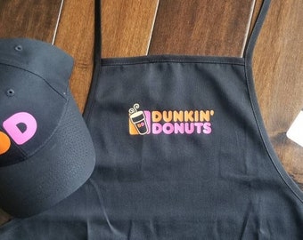 Ensemble de déguisement pour enfants - tablier, chapeau et 2 porte-noms Dunkin' Donuts. L'achat d'un chapeau et d'un tablier est livré avec 2 étiquettes de nom GRATUITES.