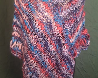 Handgebreide poncho van wolmix: roze, blauwe en paarse sjaal