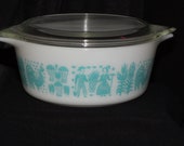 Vintage Pyrex White w TURQUOISE AMISH BUTTERPRINT Casserole 472 1 1 2 Pint w Lid