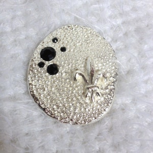 Broche Plaquée Or Et émaillée Guy Laroche - Vintage - Violet Mauve Bleu - Comme Neuve