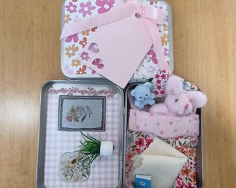 Scatola regalo ricordo in latta, con coniglietto della buonanotte, orsacchiotto, mini libro e fodera floreale. Personalizzabile.