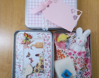 Scatola di latta ricordo, con coniglietto della buonanotte, orsacchiotto, mini libro e fodera floreale. Personalizzabile.