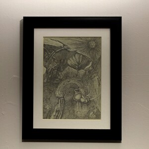 Puede incluir: Obra de arte enmarcada en negro con un dibujo a lápiz detallado de una escena prehistórica. La obra representa un paisaje con dinosaurios, un reptil volador y un sol. El dibujo está en tonos grises y negros.