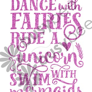 Pode incluir: Gr&aacute;fico de glitter rosa com o texto "Dance with fairies, ride a unicorn, swim with mermaids".