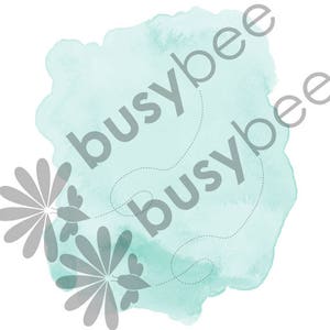 Pode incluir: Um fundo de aquarela azul claro com duas flores estilizadas cinzas e o texto "busybee" repetido duas vezes.