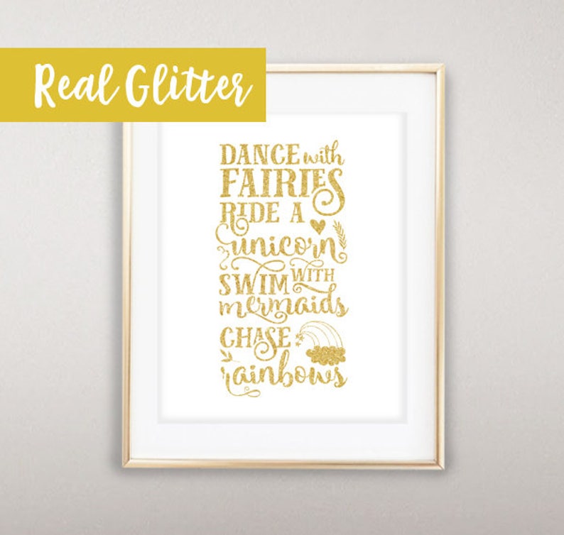 Pode incluir: Impress&atilde;o de glitter dourado com o texto "Dance com fadas, cavalgue um unic&oacute;rnio, nade com sereias, persiga arco-&iacute;ris".