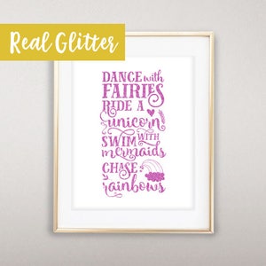 Pode incluir: Uma impress&atilde;o de glitter rosa com o texto "Dance with Fairies Ride a Unicorn Swim with Mermaids Chase Rainbows".