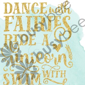 Pode incluir: Texto de glitter dourado em um fundo de aquarela azul claro. O texto diz "Dance com fadas, cavalgue um unic&oacute;rnio, nade com sereias".