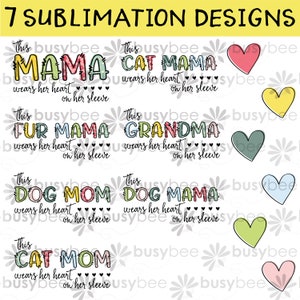 Può includere: Sette disegni di sublimazione con testo colorato e cuori. I disegni includono "This Mama wears her heart on her sleeve", "This Cat Mama wears her heart on her sleeve", "This Fur Mama wears her heart on her sleeve", "This Grandma wears her heart on her sleeve", "This Dog Mom wears her heart on her sleeve", "This Dog Mama wears her heart on her sleeve" e "This Cat Mom wears her heart on her sleeve".