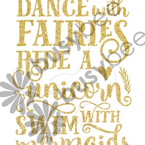 Pode incluir: Texto de glitter dourado em um fundo branco que diz "Dance com fadas, cavalgue um unic&oacute;rnio, nade com sereias".