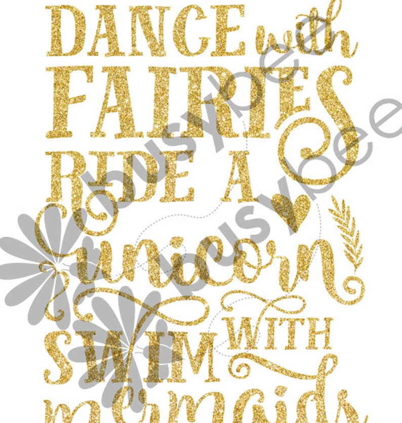 Pode incluir: Texto de glitter dourado em um fundo branco que diz "Dance com fadas, cavalgue um unic&oacute;rnio, nade com sereias".