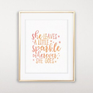 Direct downloaden, ze laat een beetje sprankeling achter waar ze ook gaat, glamour decor, motiverende poster, inspirerend citaat, mode kunst aan de muur