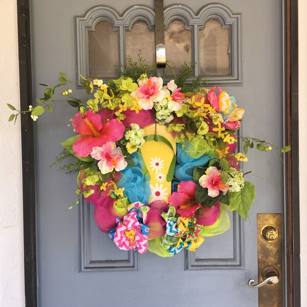 Flip flop wreath, flip flop decor, summer wreath, summer decor, hibiscus wreath, hibiscus decor, door wreath, door decor, sandal decor