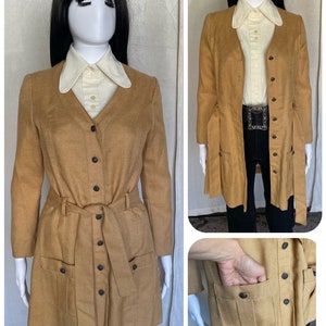 Cappotto in lino con bottoni color cachi senape e cintura, vintage Mod Safari degli anni &#39;60 e &#39;70