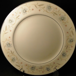 Fine China of Japan English Garden Dinner Plate 10 1/4&quot; 1221 Blue Floral Excellent