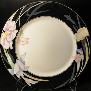 Mikasa Charisma Black Dinner Plate 10 5/8&quot; L 9050 Japan Pink Purple Flowers Excellent