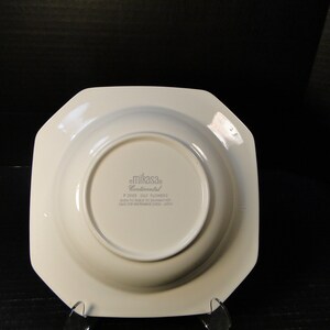 Pu&ograve; includere: Piatto Mikasa Continental Lily Flowers bianco sporco. Il piatto ha una forma ottagonale con un centro circolare. Il lato inferiore del piatto presenta il logo Mikasa e le informazioni sul prodotto. Lavabile in lavastoviglie e microonde.