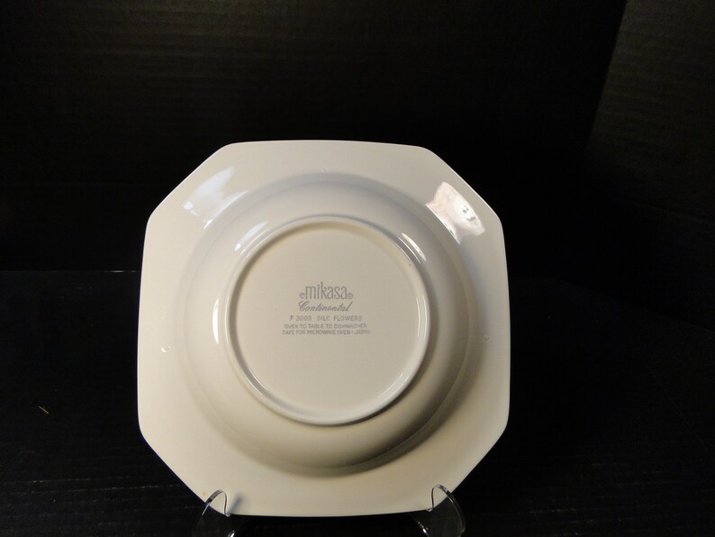 Pu&ograve; includere: Piatto Mikasa Continental Lily Flowers bianco sporco. Il piatto ha una forma ottagonale con un centro circolare. Il lato inferiore del piatto presenta il logo Mikasa e le informazioni sul prodotto. Lavabile in lavastoviglie e microonde.