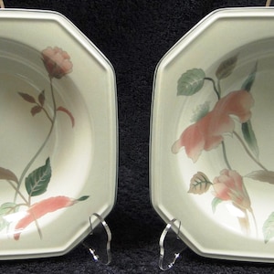 Pu&ograve; includere: Due ciotole ottagonali in ceramica bianco sporco con un motivo floreale. Le ciotole presentano un delicato motivo di fiori rosa, foglie verdi e steli marroni. Ogni ciotola ha un bordo argentato.
