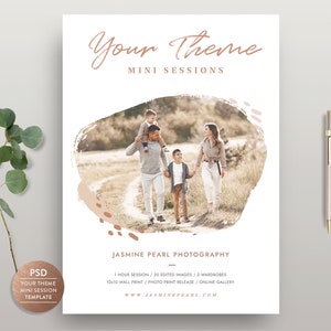 Könnte beinhalten: Eine PSD-Vorlage für eine Mini-Fotosession mit einer vierköpfigen Familie, die auf einem Weg durch ein Feld geht. Die Vorlage enthält den Text "Your Theme Mini Sessions" und "Jasmine Pearl Photography".