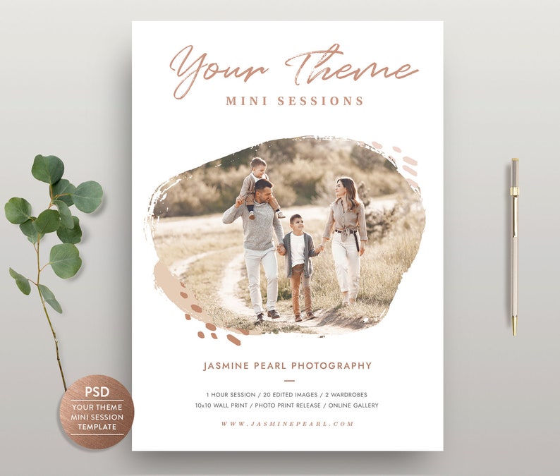 K&ouml;nnte beinhalten: Eine PSD-Vorlage f&uuml;r eine Mini-Fotosession mit einer vierk&ouml;pfigen Familie, die auf einem Weg durch ein Feld geht. Die Vorlage enth&auml;lt den Text "Your Theme Mini Sessions" und "Jasmine Pearl Photography".