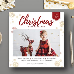 Könnte beinhalten: Ein weißer Flyer mit einem roten und goldenen Schneeflockenmuster. Der Text lautet "Christmas Mini Sessions" mit einem roten Preisschild, auf dem "Only $105" steht. In der Mitte des Flyers ist ein Foto eines jungen Mädchens in einem roten karierten Kleid mit einer roten Schleife im Haar zu sehen. Das Mädchen steht neben einem roten und schwarzen karierten Rentier. Der Text am unteren Rand des Flyers lautet "25 Min. Sitzungen 15 digitale Bilder & Druckfreigabe Sichern Sie sich jetzt Ihren Platz! Rufen Sie an: +1234-567-890 Ihr Fotostudio"