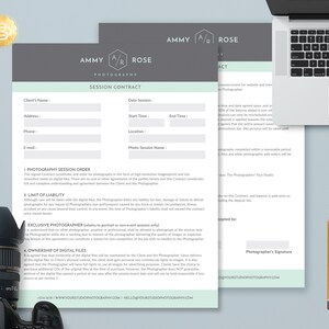 Może przedstawiać: Szablon umowy fotograficznej w jasnozielonym i szarym kolorze z tekstem "Session Contract" w jasnozielonym polu. Umowa zawiera sekcje dotyczące informacji o kliencie, daty i godziny sesji, zamówienia sesji fotograficznej, ograniczenia odpowiedzialności, wyłącznego fotografa, własności plików cyfrowych oraz podpisu fotografa.