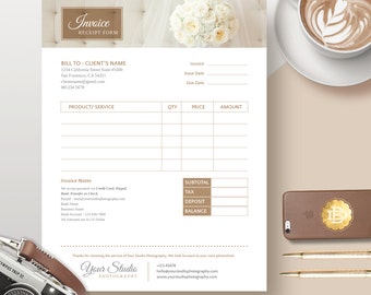 Könnte beinhalten: Ein beige-weißes Rechnungsformular mit einem floralen Design oben. Das Formular enthält Felder für Produkt/Dienstleistung, Menge, Preis, Betrag, Zwischensumme, Mehrwertsteuer, Anzahlung und Restbetrag. Das Formular enthält auch die Kontaktinformationen des Unternehmens, Your Studio Photography.