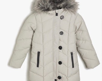 Abrigo de invierno para niñas pequeñas KOTON Kids: Sudadera con capucha acolchada de piel sintética