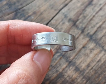 Initial ring with twin heart arrows - Adjustable chunky aluminium ring band with secret message - Man Woman Unisex