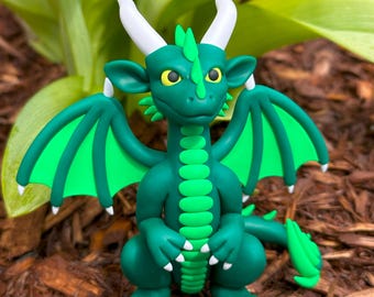 Scultura di drago fatta a mano in argilla polimerica verde