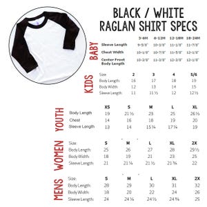 K&ouml;nnte beinhalten: Gr&ouml;&szlig;entabelle f&uuml;r ein schwarz-wei&szlig;es Raglan-T-Shirt mit Ma&szlig;en in Zoll f&uuml;r Baby-, Kinder-, Jugend-, Damen- und Herren-Gr&ouml;&szlig;en.