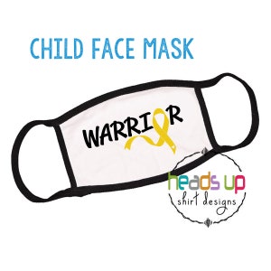 Op de afbeelding: Wit kindergezichtsmasker met zwarte elastische oorlussen. Het masker heeft een geel lint met het woord "WARRIOR" in het zwart gedrukt.