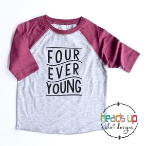 4歳の誕生日の男の子/女の子のTシャツ - 幼児の男の子/女の子の4歳のシャツのラグラン - 4歳の誕生日のTシャツ - 4歳の誕生日のTシャツ - いつまでも若い4人 - トレンディ