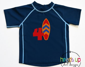 4th cumpleaños camiseta de baño Rashguard Surfboard - Cuatro cumpleaños playa natación Rash Guard Surfer - fiesta en la piscina 4 Bday camisa niño baño popular
