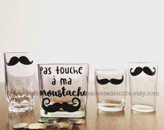 Sticker "Pas touche à ma moustache" with small mustaches to stick on the glasses