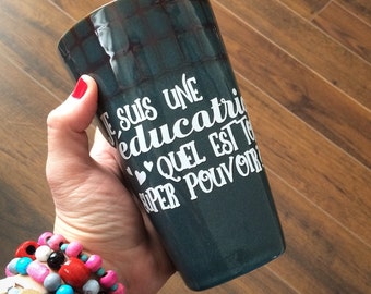 Decal "Je suis une éducatrice ?" to stick on the coffee cups, thermos, mason jar