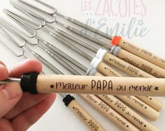 Bâton télescopique en bois pour rôtir des guimauves avec la mention « Meilleur PAPA au monde » gravé dessus