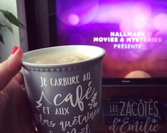 Décalque "Je carbure au café et aux films quétaines de Noël" pour coller sur une tasse, un pot mason, etc