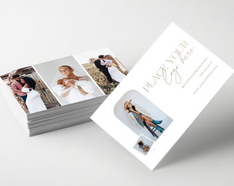 Puede incluir: Una pila de tarjetas de visita blancas con un collage de fotografía de bodas en el frente. El texto "Place Your Logo Here" está escrito en cursiva dorada en la parte posterior de la tarjeta con identificadores de redes sociales y una dirección de sitio web.