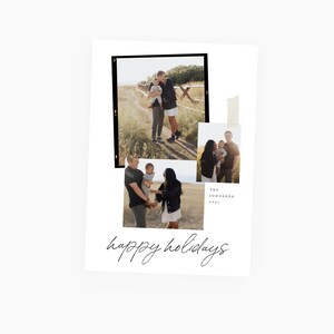 Puede incluir: Una tarjeta de Navidad con tres fotos de una familia. Las fotos est&aacute;n dispuestas en forma de collage con un fondo blanco y bordes negros. El texto "The Johnsons 2021" y "Happy Holidays" est&aacute; escrito en letra negra.