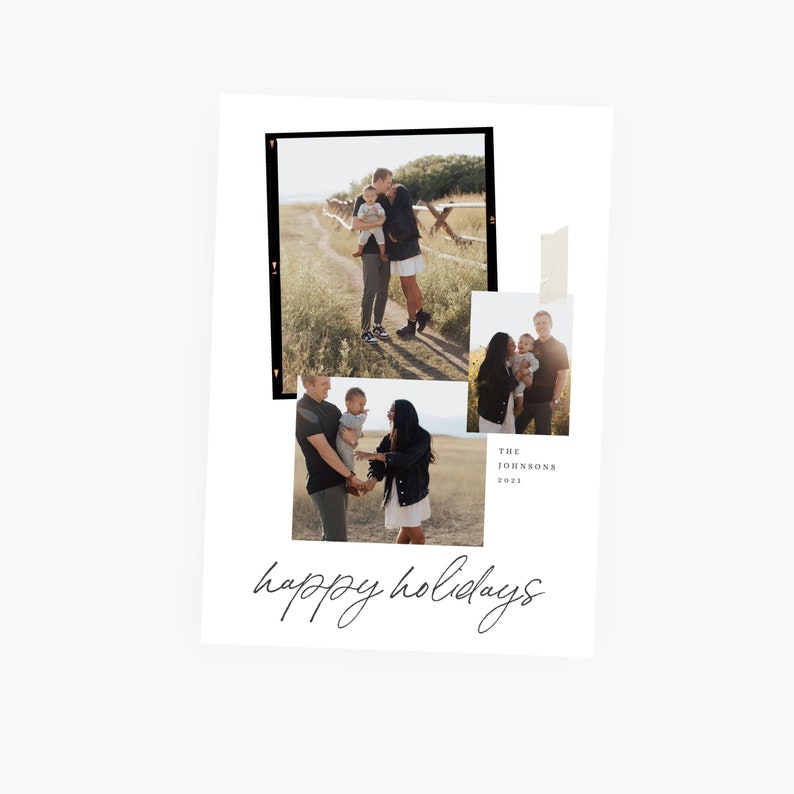 Puede incluir: Una tarjeta de Navidad con tres fotos de una familia. Las fotos est&aacute;n dispuestas en forma de collage con un fondo blanco y bordes negros. El texto "The Johnsons 2021" y "Happy Holidays" est&aacute; escrito en letra negra.