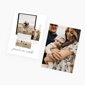 Puede incluir: Una tarjeta de Navidad con un collage de fotos familiares. La tarjeta tiene el texto "peace on earth" escrito en cursiva. La familia est&aacute; vestida con ropa informal y sonr&iacute;e. La tarjeta es blanca con un borde negro.