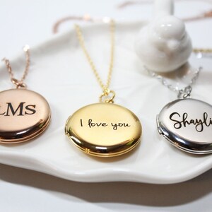 Puede incluir: Tres collares con medallones personalizados en oro rosa, oro y plata. El medall&oacute;n de oro rosa tiene las iniciales "LMS", el medall&oacute;n de oro dice "I love you" y el medall&oacute;n de plata dice "Shaylin". Cada medall&oacute;n est&aacute; en una cadena delicada.
